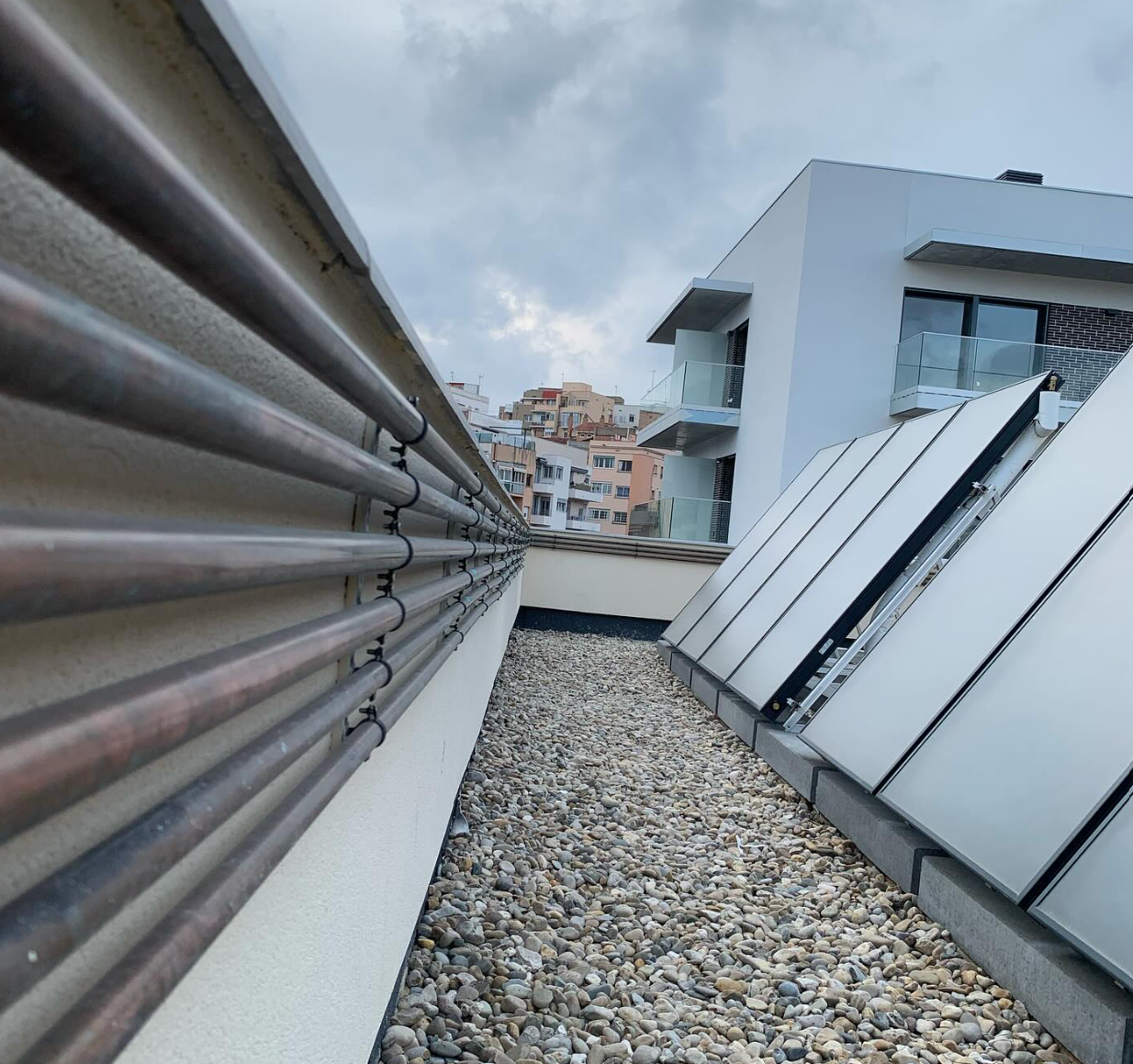 Captadores solares térmicos instalados en cubierta